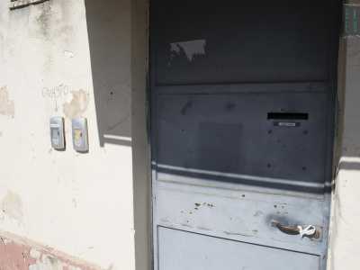 Proviamo a bussare al campanello che troviamo sulla porta di ferro della Caserma Milano, quella che fiancheggia il sentiero e che ospitava fino al 2012 il VII Reggimento Bersaglieri trasferitosi poi ad Altamura. Non ci apre nessuno